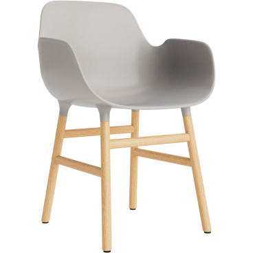 Normann Copenhagen Form Oak Stuhl mit Armlehnen – Eichenholzbeine, graue Sitzschale. 80 x 56 x 52 cm - Bild-Darstellung des Produktes 1