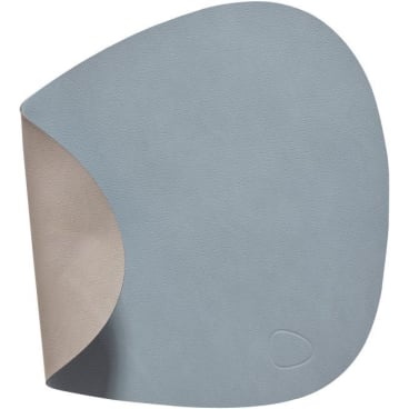 Lind DNA Double Curve Nupo Tischset – wendbar, schmutz- und wasserabweisend, aus recyceltem Leder und Naturkautschuk. light blue/light grey - Bild-Darstellung des Produktes 1