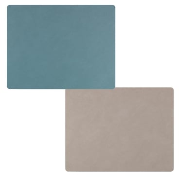 Lind DNA Double Square Nupo Tischset, wendbar aus recyceltem Leder und Naturkautschuk, äußerst stabil, schmutz- und wasserabweisend, mit feuchtem Tuch oder Fensterspray abwischbar, hergestellt in Dänemark. light blue/light grey - Bild-Darstellung des Produktes 1