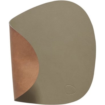 Lind DNA Double Curve Nupo Tischset – wendbar, schmutz- und wasserabweisend, aus recyceltem Leder und Naturkautschuk. army green/nature - Bild-Darstellung des Produktes 1